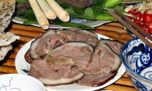 Từ việc khuyến khích ngừng ăn thịt chó: Sao vì miếng ăn mà miệt thị nhau?