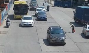 Người đàn ông lái xe máy ‘dọn đường’ cho cụ bà gây sốt mạng xã hội