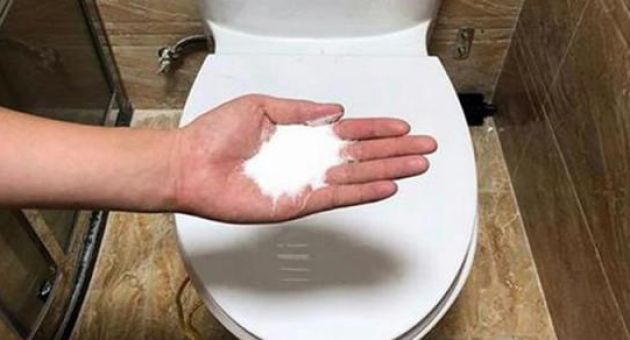 1 nắm muối trắng có thể đánh bay rất nhiều vết bẩn cứng đầu trong phòng tắm,...