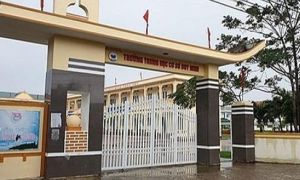 Tát bạn 230 cái ở Quảng Bình: Vì sao 23 học sinh không phản đối cô giáo?