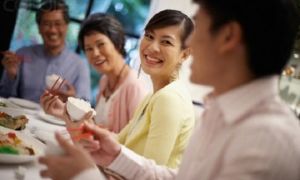 Qua cách cầm đũa, bố dạy tôi cách nhận ra người con gái có thể bỏ rơi mình…