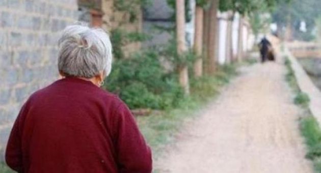 Bà lão chờ đợi ông lão mãi không kết hôn, khi bà qua đời, chiếc xe sang trọng...