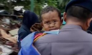 Cậu bé Indonesia 5 tuổi thoát chết thần kỳ sau 12 giờ mắc kẹt dưới đống đổ nát