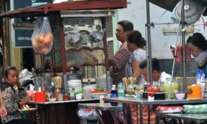 Nhăm nhe đánh thuế xe ôm, quán cóc