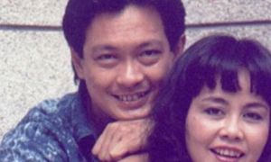 Vợ NS Chánh Tín mời các cô gái hâm mộ vào nhà ngồi đợi chồng về