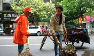 Thương cô quét rác, tôi thường mua cơm mời cô, một hôm vô tình bắt gặp con...
