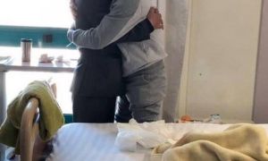 /thumb/thumb.php?src=images/stories/content/2018/12/31/42_1_truoc-luc-mat-chi-van-tham-hoi-moi-nguoi-tren-xe-bi-danh-bom.jpg&w=300&h=180&zc=1&q=80&a=c