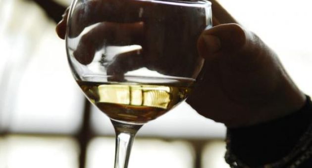 7 biểu hiện người không biết cách cư xử trên bàn ăn, số 2 nhiều người Việt mắc...