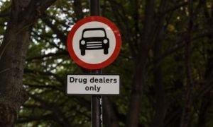 Ảnh: “Dở khóc dở cười” với những tấm biển báo kỳ quặc nhất thế giới