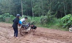 Đến trường mùa mưa, học sinh “bì bõm” lội bùn đi học
