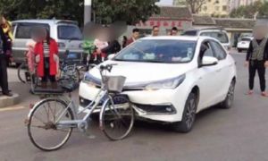 Hi hữu: Xe đạp tông móp đầu Toyota Corolla Altis, xem xong CĐM tìm hỏi ‘xe đạp...