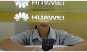 Huawei phạt 2 nhân viên dùng Iphone gửi lời chúc năm mới