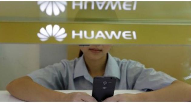 Huawei phạt 2 nhân viên dùng Iphone gửi lời chúc năm mới