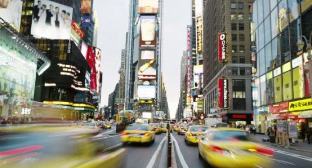 Phụ nữ Mỹ gốc Việt đi bộ bị ôtô vượt đèn đỏ bị xe cán