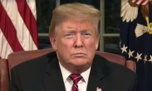 Bị chỉ trích vì bức tường biên giới, Tổng thống Trump phản biện khiến người Mỹ...