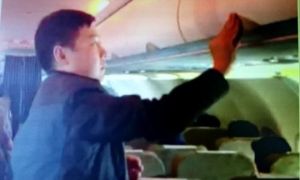 Bắt quả tang khách Trung Quốc trộm 10 triệu đồng trên máy bay hãng Vietnam...