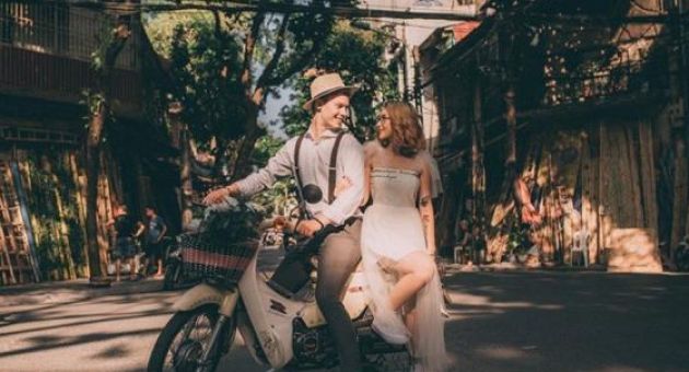 Chuyện tình cô gái Việt và chàng trai người Đức chỉ từ…cái vỗ vai