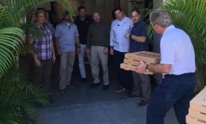 Cựu tổng thống Mỹ mang pizza cho mật vụ, kêu gọi mở cửa chính phủ