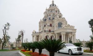 Ngôi làng đi vài trăm mét lại có một dinh thự