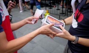 Mua iPhone XS - người Việt làm việc 5 tháng, Thụy Sĩ 5 ngày
