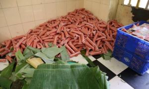 Tiêu hủy 2 tấn nguyên liệu nem chua bẩn ở Sài Gòn