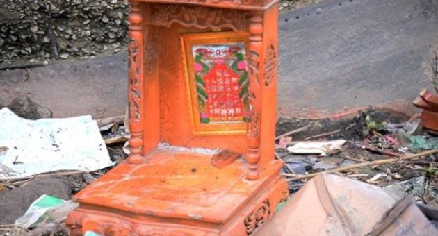 Cúng xong Táo quân, người dân mang bàn thờ, đồ lễ ném xuống sông, hồ