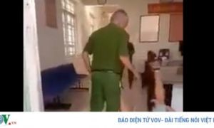 Tạm đình chỉ Trung tá công an “lấy chân tác động” vào dân