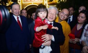 Tổng bí thư tản bộ, chúc Tết người dân trên đường Thanh Niên