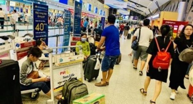 Đại lý vé máy bay 'chơi khăm', khách hàng bơ phờ ở sân bay