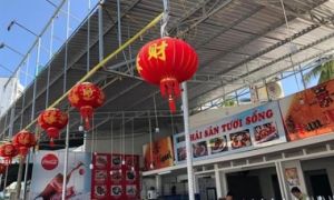 Tính ‘giá trên trời’ du khách, nhà hàng phải gỡ bỏ bảng hiệu