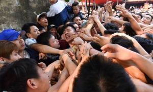 Người Việt hội hè liên miên, chơi bời lãng phí dịp đầu năm