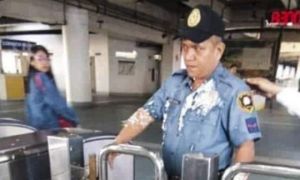 Cô gái Trung Quốc hất tào phớ vào cảnh sát Philippines