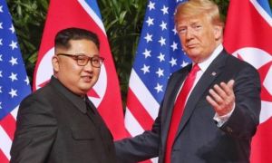 Ông Donald Trump phải chịu nhiều áp lực hơn ông Kim Jong-un khi cùng ngồi...