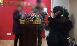 Cô gái gây ngỡ ngàng khi đưa bố đẻ và mẹ chồng đi kết hôn