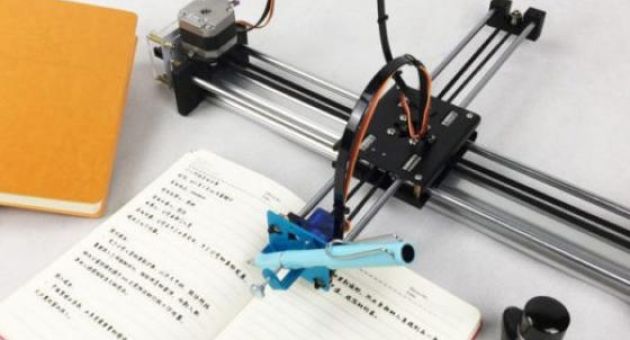 Học sinh Trung Quốc thi nhau mua robot giả chữ viết tay về làm bài tập cho nó...
