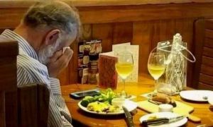 Hãy yêu thương nhau đi, không ai biết ngày mai sẽ ra sao!