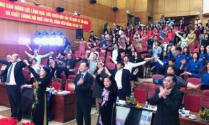 Bộ trưởng Nguyễn Thị Kim Tiến cùng hàng trăm đại biểu tập thể dục giữa giờ 3...