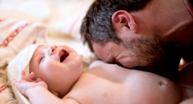 Vì sao cha mẹ nên chấm dứt cù lét con?