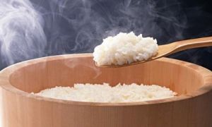 Khi cơm sôi, thêm một chút dầu dừa và cơm chín thì cho vào tủ lạnh: Mẹo lạ...