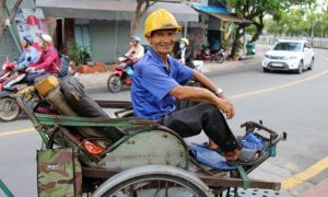 Con trai 76 tuổi đạp xích lô ở Sài Gòn nuôi mẹ già 102 tuổi