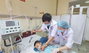 Bé 8 tuổi đau đầu rồi hôn mê, nguy kịch, bố mẹ tưởng con giả vờ để trốn học