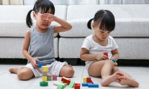 Sai lầm khi dạy con nhường đồ chơi cho bạn