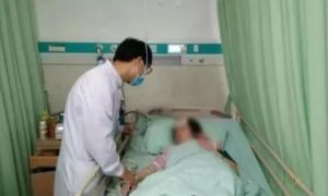Vừa nằm vừa dùng điện thoại, người phụ nữ bị chảy máu não, liệt nửa người
