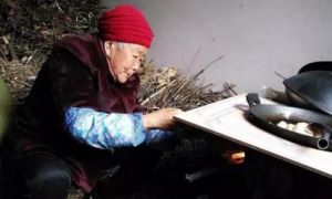 Khi trẻ bận rộn kiếm tiền mong ngày báo hiếu, không biết còn bao ngày có thể ở...