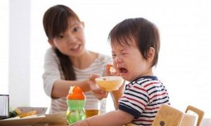 8 sai lầm trong chăm sóc trẻ hàng triệu bố mẹ biết nhưng khó bỏ