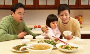 Giáo dục trên bàn ăn sẽ quyết định sự thành công của con trẻ mai sau