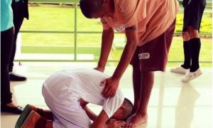 Tình cờ gặp con trai trong hoàn cảnh đáng xấu hổ, ông bố vội quay mặt đi nhưng...