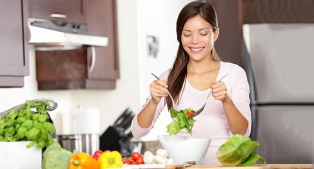 Mẹo chữa canh mặn, luộc trứng không nứt vỏ, làm sạch ấm điện bám đầy canxi… và...