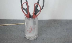 Cách nhanh nhất để biến kéo vừa cùn vừa rỉ sét trở nên sắc lẹm mà không cần đá...