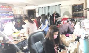 Người Việt ở Mỹ may khẩu trang tặng các bệnh viện phòng chống Covid-19
